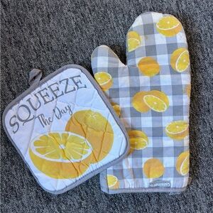 Lemon Print Oven Mitt and Pot Holder Set